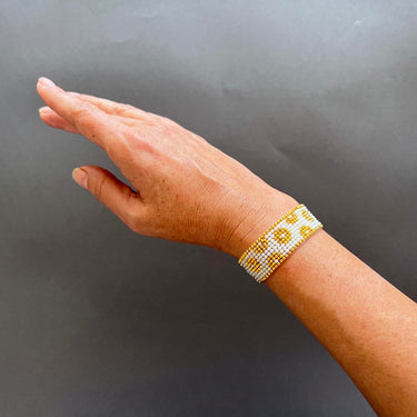 Brazalete Telar Dorado Delgado Rondanas Perla